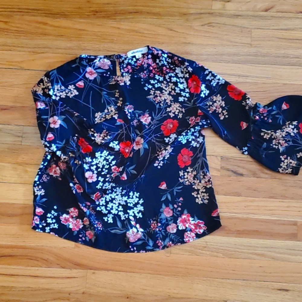 Bell sleeve floral blouse